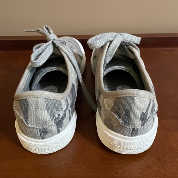 LIKE NEW ROCKET DOG CAMO SHOES - Picture 2 of 2